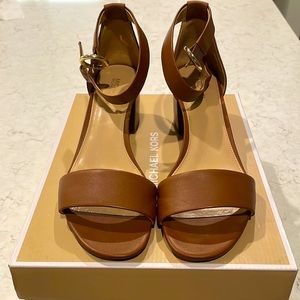 Michael Kors Lena Flex Mid (color Luggage) size 8M